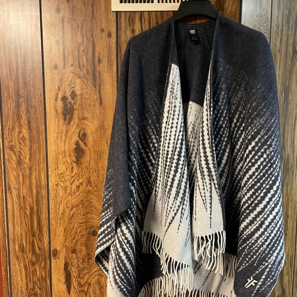 Frye cape - Picture 4 of 4